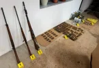 Policijski pretres sa oduzetim predmetima na podu, brojanim dokazima