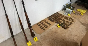 Policijski pretres sa oduzetim predmetima na podu, brojanim dokazima
