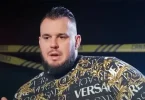 Muški portret s Versace logotipom na odjeći