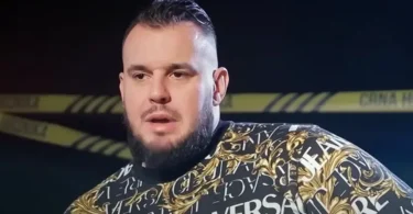 Muški portret s Versace logotipom na odjeći