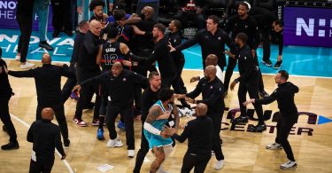 Policajci i sigurnost interveniraju na NBA parketu tijekom incidenta u Charlotte