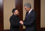 Dva političara rukuju se tijekom zvaničnog susreta