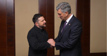 Dva političara rukuju se tijekom zvaničnog susreta