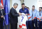 Premijer Plenković u službenom prostoru predaje futsalsku majicu s brojem 7 članovima reprezentacije