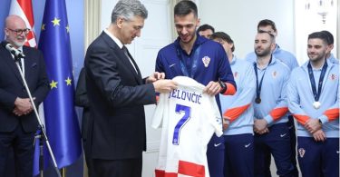 Premijer Plenković u službenom prostoru predaje futsalsku majicu s brojem 7 članovima reprezentacije