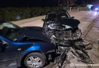 Dvije vozila après frontalnog sudara noću, jedno vozilo ozbiljno oštećeno