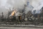 Gašenje požara nakon ruskog napada dronom na ukrajinsku lokaciju s vojnim i civilnim objektima