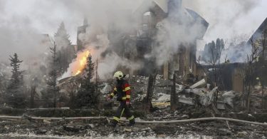 Gašenje požara nakon ruskog napada dronom na ukrajinsku lokaciju s vojnim i civilnim objektima