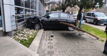 Crni automobil udarjen u pročelje zgrade Pošte, vozač iz vozila