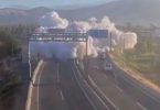 Autobus i vozila na autocesti nakon eksplozije cisterne sa dimom i vatrom