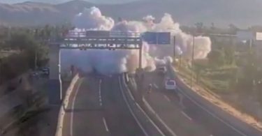 Autobus i vozila na autocesti nakon eksplozije cisterne sa dimom i vatrom