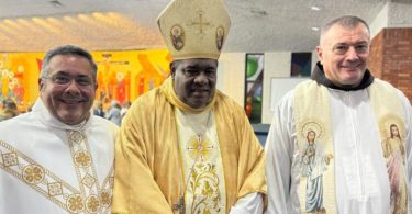 Tri františkog klerika u liturgijskim haljinama tijekom crkvene priredbe
