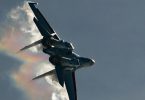 Ruski borbeni zrakoplov Su-35 u letu sa vidljivim efektima kondenzacije