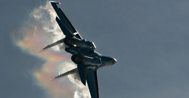 Ruski borbeni zrakoplov Su-35 u letu sa vidljivim efektima kondenzacije