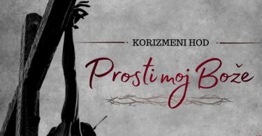Procesija vjernika tijekom korizmenog hoda sa drvenim križem