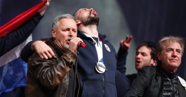 Članovi benda Thompson na scene primaju pažnju od publike tijekom javnog dočeka