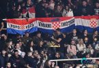 Navijači s hrvatskom zastavom i transparentima tijekom koncerta u Pecarama