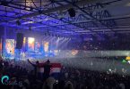 Prepuna dvorana tijekom Thompson koncerita s tisućama posjetitelja i pozorničnim osvjetljenjem