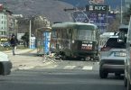 Iskrivljeni tramvaj na prometnoj cesti u Sarajevu nakon što je iskočio iz tračnica