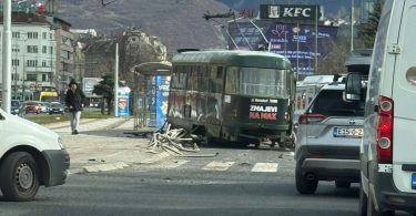 Iskrivljeni tramvaj na prometnoj cesti u Sarajevu nakon što je iskočio iz tračnica