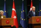 Službenik EU i turski predstavnik na zajedničkoj preskonferenciji sa zastavama EU i Turske