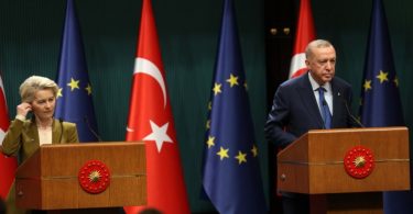 Službenik EU i turski predstavnik na zajedničkoj preskonferenciji sa zastavama EU i Turske