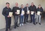 Grupa vatrogasaca drži diplome i svjedodžbe nakon završenih specijalistčkih tečajeva