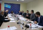 Sjednica Vlade Hercegovsko-neretvanske županije sa učesnicima oko stola