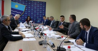Sjednica Vlade Hercegovsko-neretvanske županije sa učesnicima oko stola
