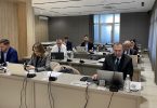 Članovi Vlade Županije Herceg-Bosanska sjedni pri stolu tijekom sjednice o prijevozu učenika