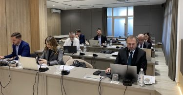 Članovi Vlade Županije Herceg-Bosanska sjedni pri stolu tijekom sjednice o prijevozu učenika