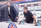 Dva muškarca za stolom na press konferenciji s logom HNK Hajduk