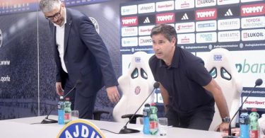 Dva muškarca za stolom na press konferenciji s logom HNK Hajduk