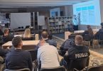 Sudionici edukacije sjede u učionici pred projektorom tijekom radionice o ženama, miru i sigurnosti
