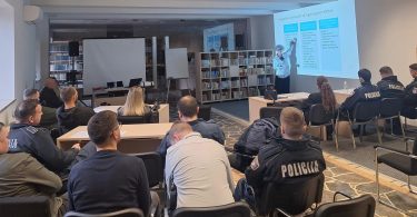 Sudionici edukacije sjede u učionici pred projektorom tijekom radionice o ženama, miru i sigurnosti