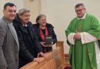Bračni par sa svećenikom i svjedocima tijekom proslave zlatnog jubileja braka