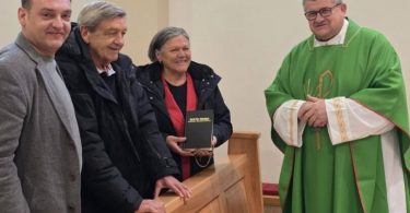Bračni par sa svećenikom i svjedocima tijekom proslave zlatnog jubileja braka