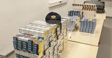 Zaplijenjene kutije cigareta tijekom carinske kontrole na granici