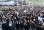 Velike mase ljudi na ulici tijekom masovnog prosvjeda u Sarajevu