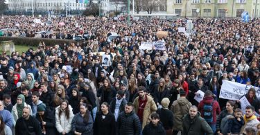 Velike mase ljudi na ulici tijekom masovnog prosvjeda u Sarajevu