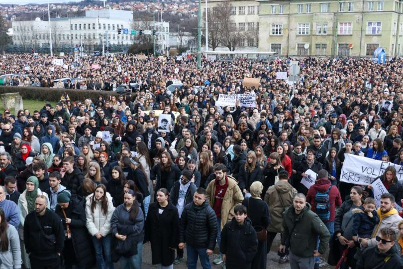 Velike mase ljudi na ulici tijekom masovnog prosvjeda u Sarajevu