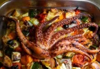 Pečena hobotnica sa krompirom i povrćem na pekaču