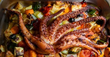Pečena hobotnica sa krompirom i povrćem na pekaču