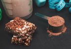 Čokoladne proteinske pločice, mjera kakao praha i protein shake u čaši