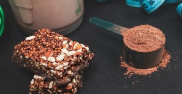 Čokoladne proteinske pločice, mjera kakao praha i protein shake u čaši