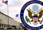 Zgrada Državnog departamenta SAD s američkom zastavom ispred