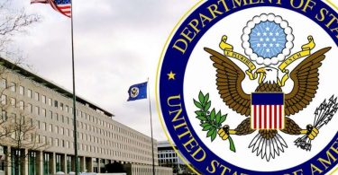Zgrada Državnog departamenta SAD s američkom zastavom ispred