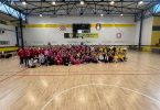 Velika grupa mladih košarkašica u sportskoj hali tijekom festivala