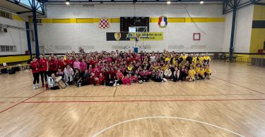 Velika grupa mladih košarkašica u sportskoj hali tijekom festivala