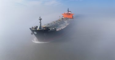 Veliki naftni tanker u magli s oštećenjima od napada drona